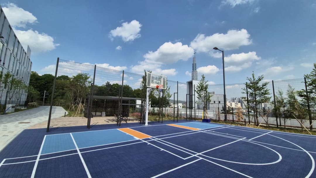 소화를 위해 동료들과
농구 한 판! 🏀