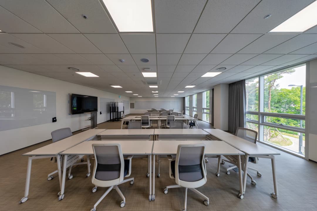 오늘도 성장을 위해
교육장에 도착! 📚