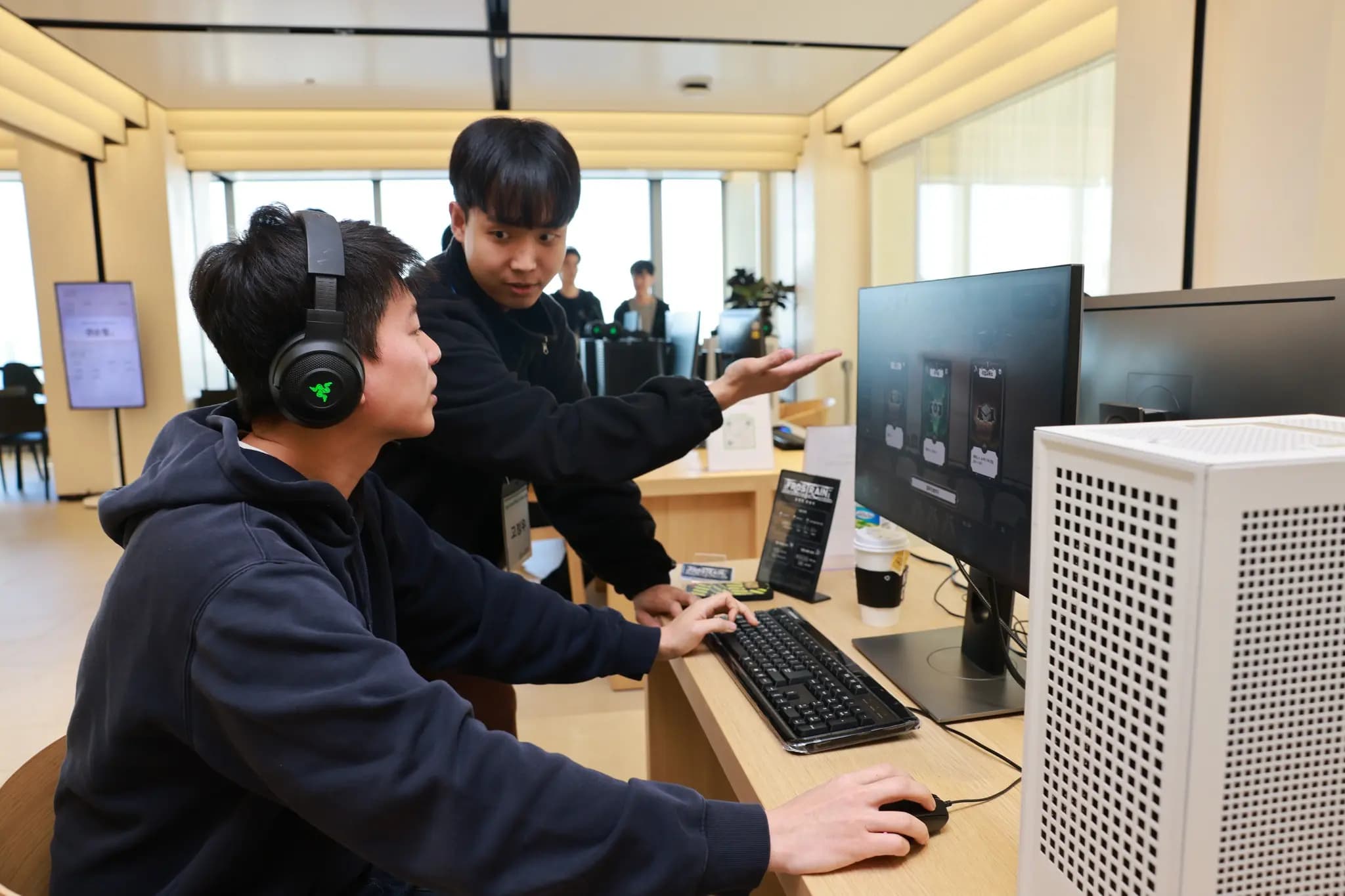 **게임 구상부터 출시**까지 경험하며
**재미에 대한 치열한 탐구**를 통해
**독창적인 게임을 만드는 제작자**로 성장합니다.