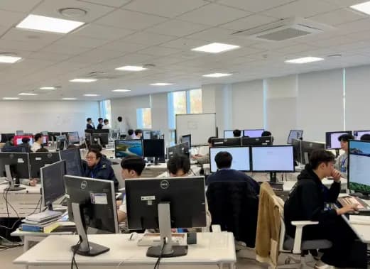 **게임 엔진**에 대한 깊은 이해를 통해
엔진을 직접 설계하고 구현하며
**실력을 갖춘 게임 프로그래머**로 성장합니다.